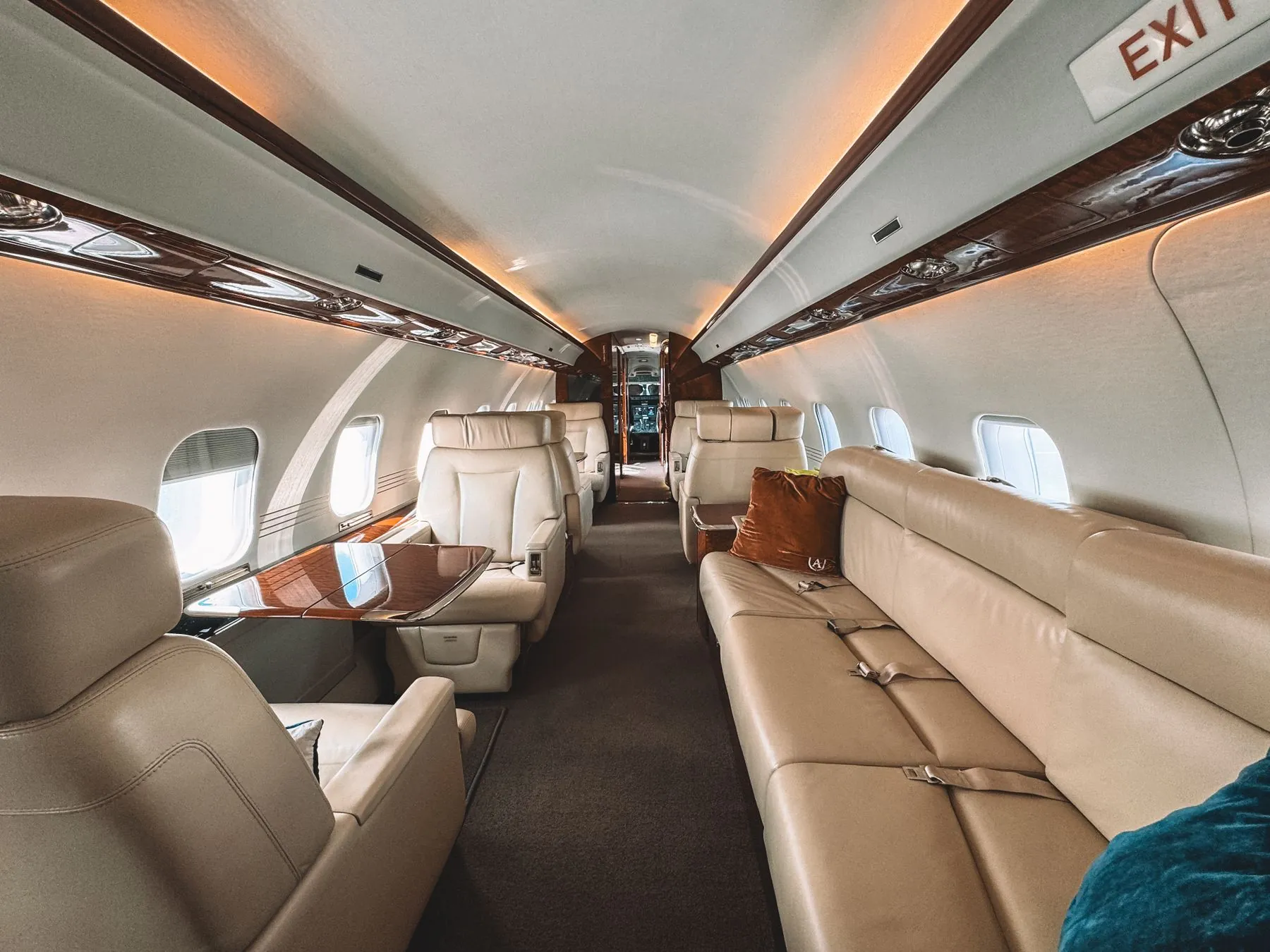 Executive aircraft cabin interior with seating and cabin lighting